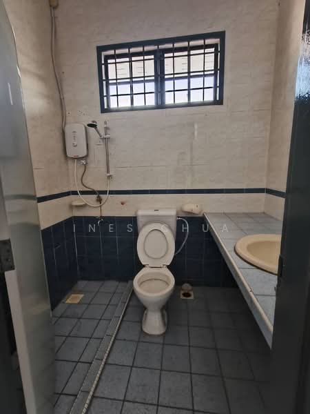 Rumah Teres 2 Tingkat untuk Disewa di Taman Daya (Johor Bahru) - Ines Chua - Bathroom - PropertyGuru.com.my