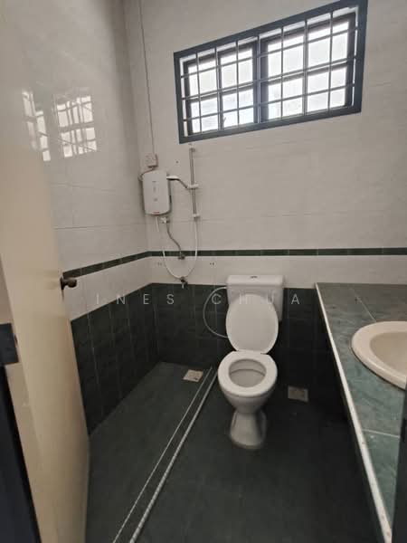 Rumah Teres 2 Tingkat untuk Disewa di Taman Daya (Johor Bahru) - Ines Chua - Bathroom - PropertyGuru.com.my