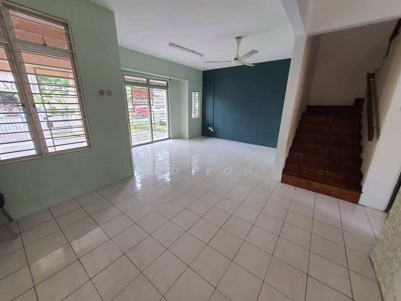 2-storey Terraced House for Sale in Bandar Putra Permai (Seri Kembangan) - Leo Koh - Living Room - PropertyGuru.com.my