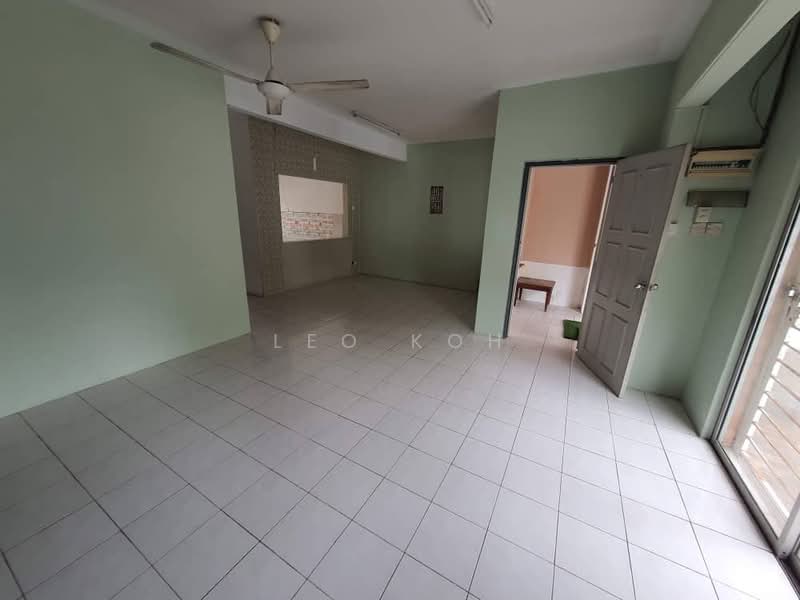 2-storey Terraced House for Sale in Bandar Putra Permai (Seri Kembangan) - Leo Koh - Living Room - PropertyGuru.com.my