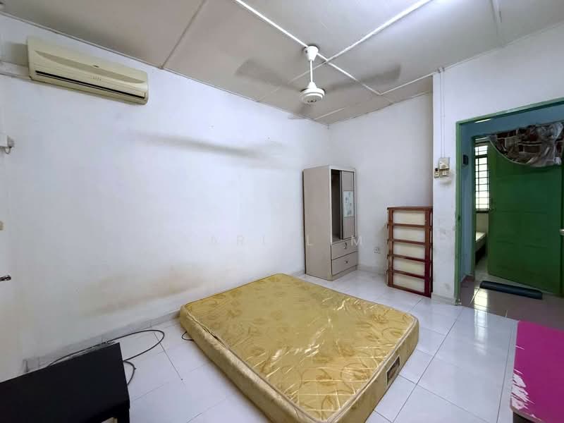 2-storey Terraced House for Sale in Taman Johor Jaya (Johor Bahru) - Karl Lim - Bedroom - PropertyGuru.com.my