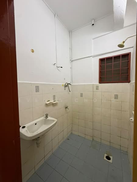 Rumah Teres untuk Dijual di Taman Oakland (Bukit Kepayang) - Evelyn Chong - Bathroom - PropertyGuru.com.my