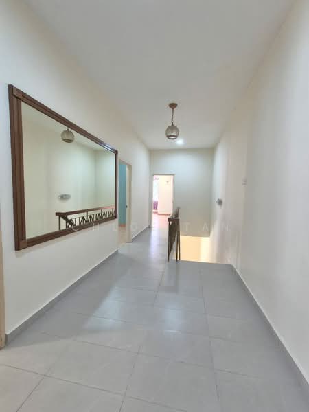 Rumah Berkembar untuk Dijual di Kemuning Utama Palma (Shah Alam) - Chloe Tan - Corridor - PropertyGuru.com.my