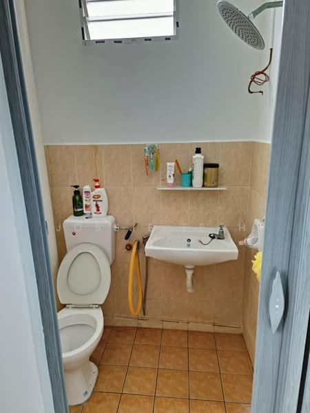 Rumah Flat untuk Disewa di Taman Pantai Intan - Jossie Teoh - Bathroom - PropertyGuru.com.my