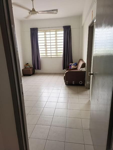 Rumah Flat untuk Disewa di Taman Pantai Intan - Jossie Teoh - Living Room - PropertyGuru.com.my