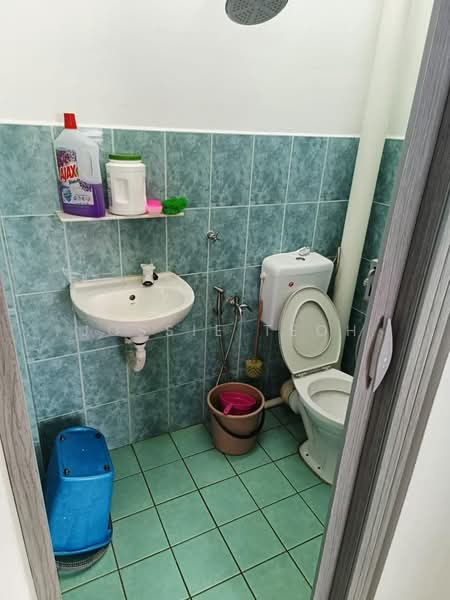 Rumah Flat untuk Disewa di Taman Pantai Intan - Jossie Teoh - Bathroom - PropertyGuru.com.my