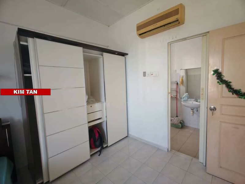 Pangsapuri untuk Disewa di Taman Pekaka Block 31 - Kim Tan - Bedroom - PropertyGuru.com.my