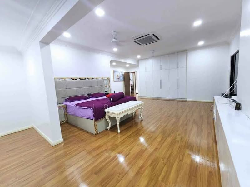 3-storey Terraced House for Sale in Lake Fields (Sungai Besi) - Loke . - Master Bedroom - PropertyGuru.com.my