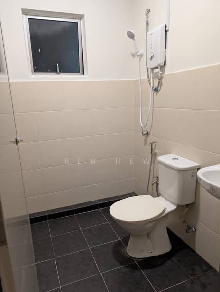 Pangsapuri untuk Disewa di Pangsapuri Suria 1 Batu Kawan - Ben Hew - Bathroom - PropertyGuru.com.my