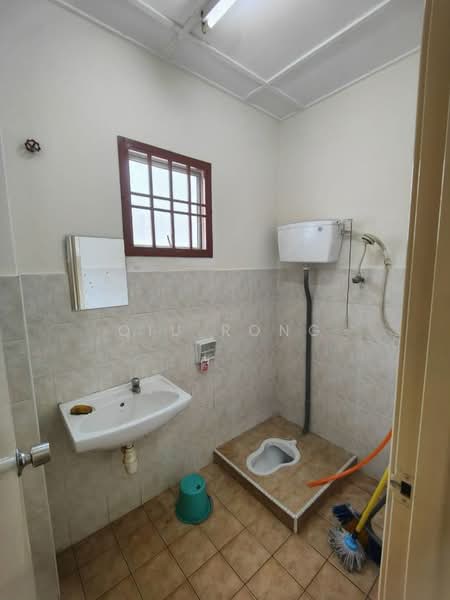Rumah Teres 2-Tingkat untuk Dijual di Taman Setia Indah (Tebrau) - Qiu Rong - Bathroom - PropertyGuru.com.my