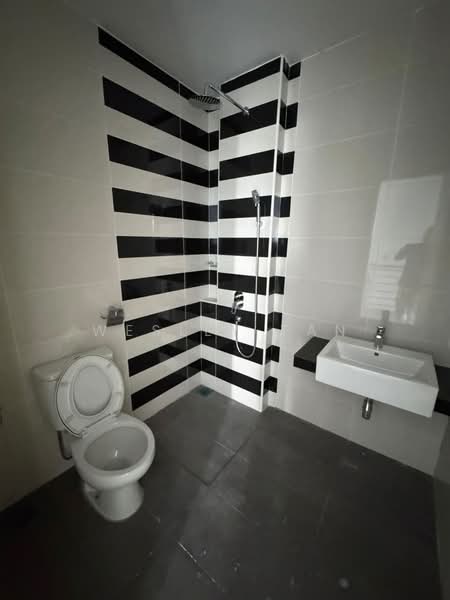 Servis Apartment untuk Dijual di Atlantis Residences (Pangsapuri Atlantis Kota Syahbandar) - Wesley Tan - Bathroom - PropertyGuru.com.my