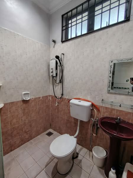 Rumah Teres 1 Tingkat untuk Disewa di Bandar Putra (Kulai) - Danny See - Bathroom - PropertyGuru.com.my