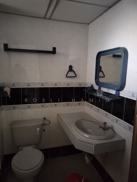 Pangsapuri untuk Dijual di Glory Beach Resort - Rosli Hamid - Bathroom - PropertyGuru.com.my