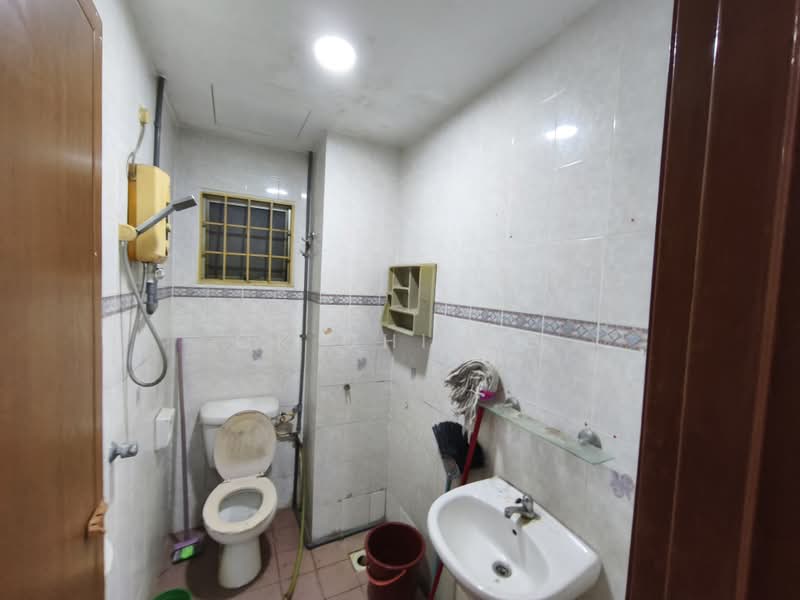 Kondominium untuk Dijual di Ridzuan Condominium - CK Chieng - Bathroom - PropertyGuru.com.my