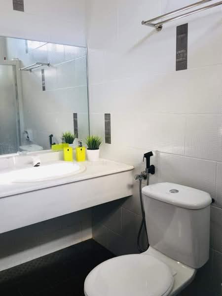 Rumah Berkembar untuk Dijual di Sungai Nibong (Bayan Lepas) - Hong . - Bathroom - PropertyGuru.com.my
