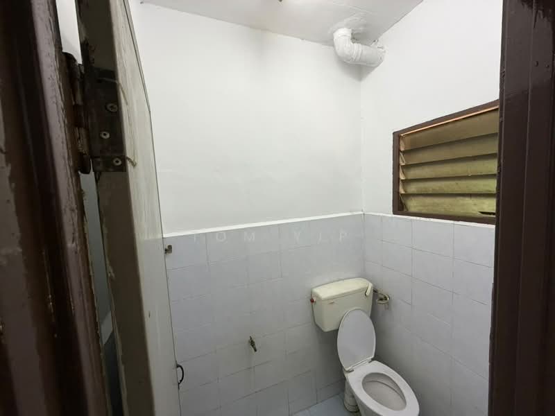 Rumah Teres 2 Tingkat untuk Dijual di Taman Velox (Rawang) - Tom Yip - Bathroom - PropertyGuru.com.my