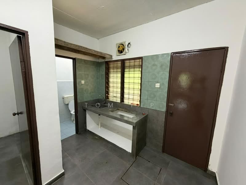 Rumah Teres 2 Tingkat untuk Dijual di Taman Velox (Rawang) - Tom Yip - Kitchen - PropertyGuru.com.my