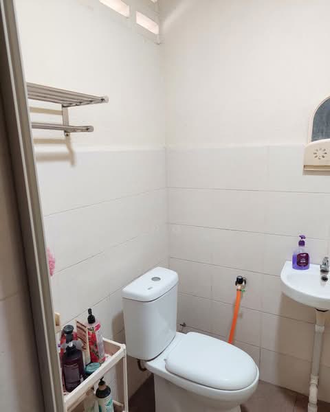 Rumah Teres 1 Tingkat untuk Dijual di Bukit Gedung (Bayan Baru) - Hong . - Bathroom - PropertyGuru.com.my