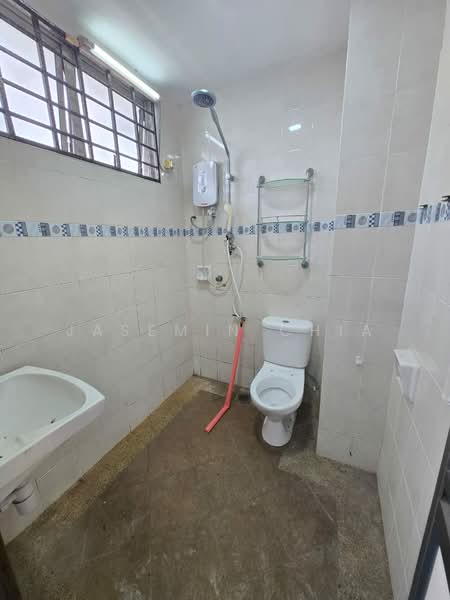 Kediaman Servis untuk Dijual di Fortune Avenue - Jasemin Chia - Bathroom - PropertyGuru.com.my