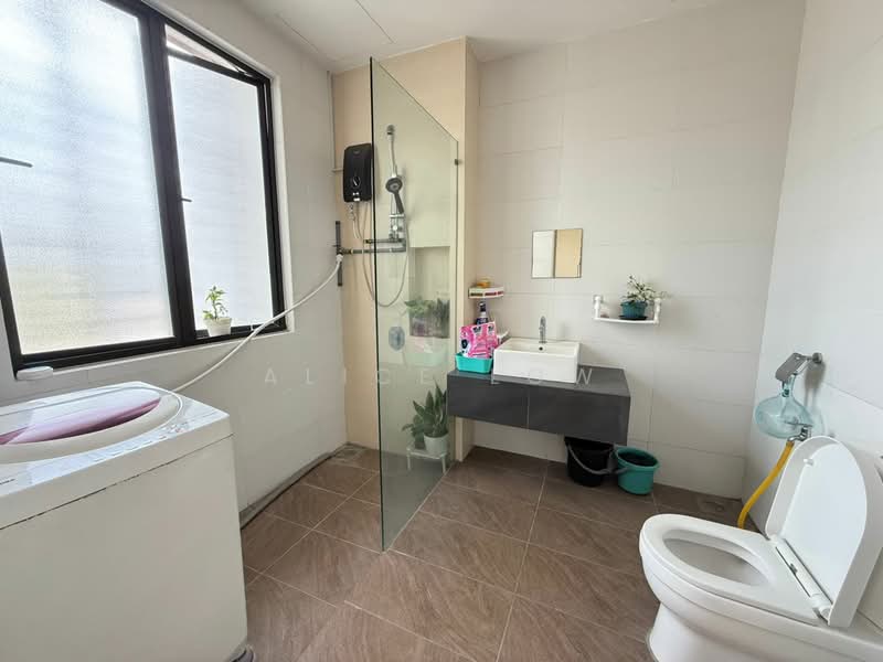 3-storey Terraced House for Sale in Rawang (Selangor) - Alice Low - Bathroom - PropertyGuru.com.my