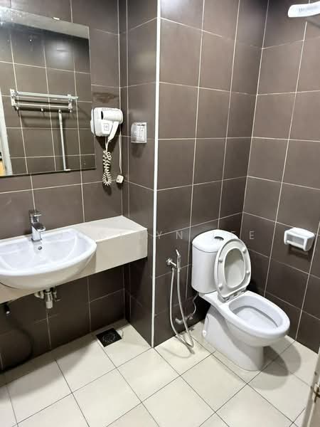 Pangsapuri untuk Disewa di Bayu Marina - Jocelyn Lee - Bathroom - PropertyGuru.com.my