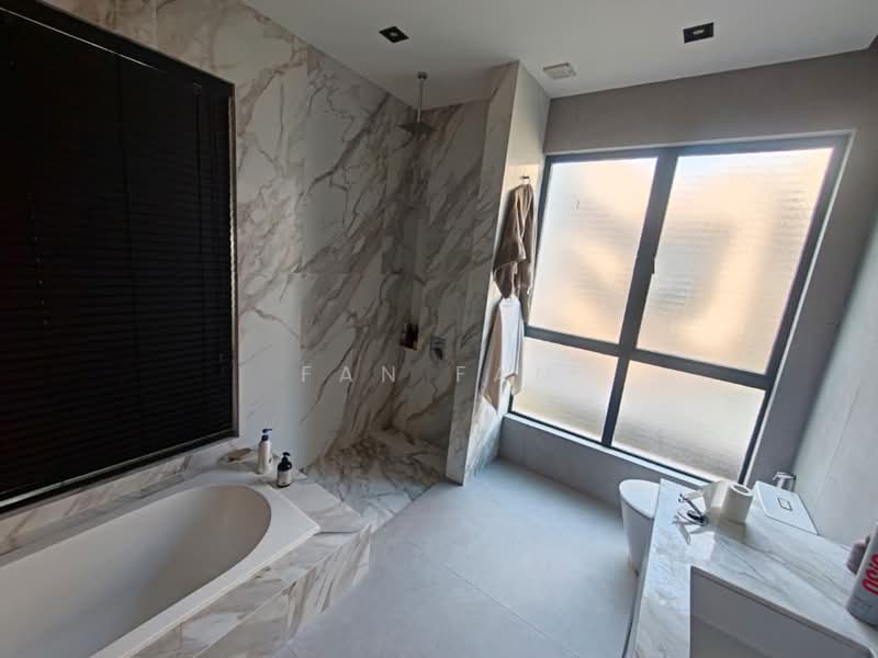 Rumah Banglo untuk Dijual di Leisure Farm (Gelang Patah) - Fan Fan - Bathroom - PropertyGuru.com.my