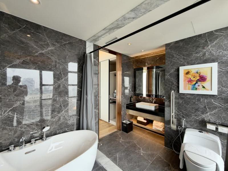 Kediaman Servis untuk Dijual di Imperial Lexis - Desmond Ong - Master Bathroom - PropertyGuru.com.my