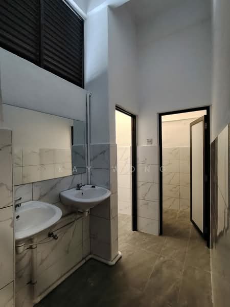 Kedai / Pejabat untuk Dijual di George Town (Penang) - Kay Wong - Bathroom - PropertyGuru.com.my