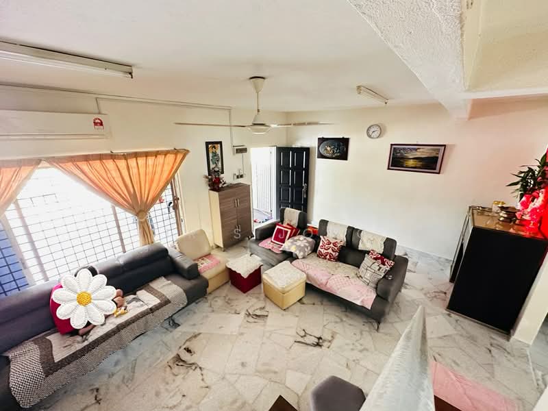 2-storey Terraced House for Sale in Taman Sri Hijau (Rawang) - Tris Jong - Living Room - PropertyGuru.com.my