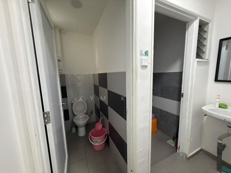 Shop / Office for Sale in Taman Johor Jaya (Johor Bahru) - Kym Kee - Bathroom - PropertyGuru.com.my