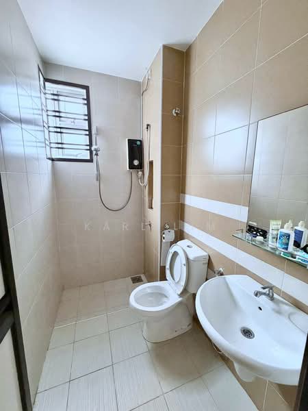 Cluster House for Sale in Taman Seri Austin (Tebrau) - Karl Lim - Bathroom - PropertyGuru.com.my