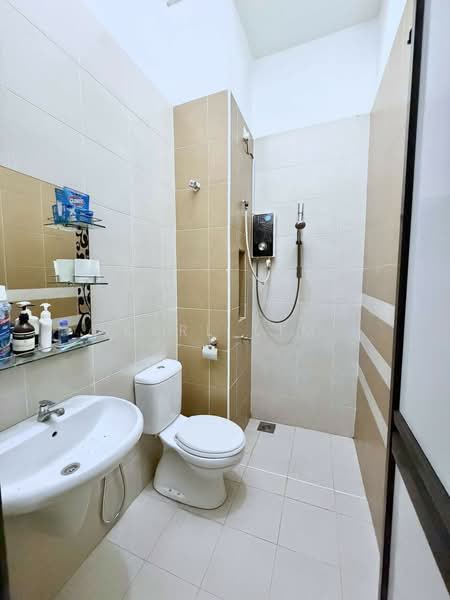 Cluster House for Sale in Taman Seri Austin (Tebrau) - Karl Lim - Bathroom - PropertyGuru.com.my