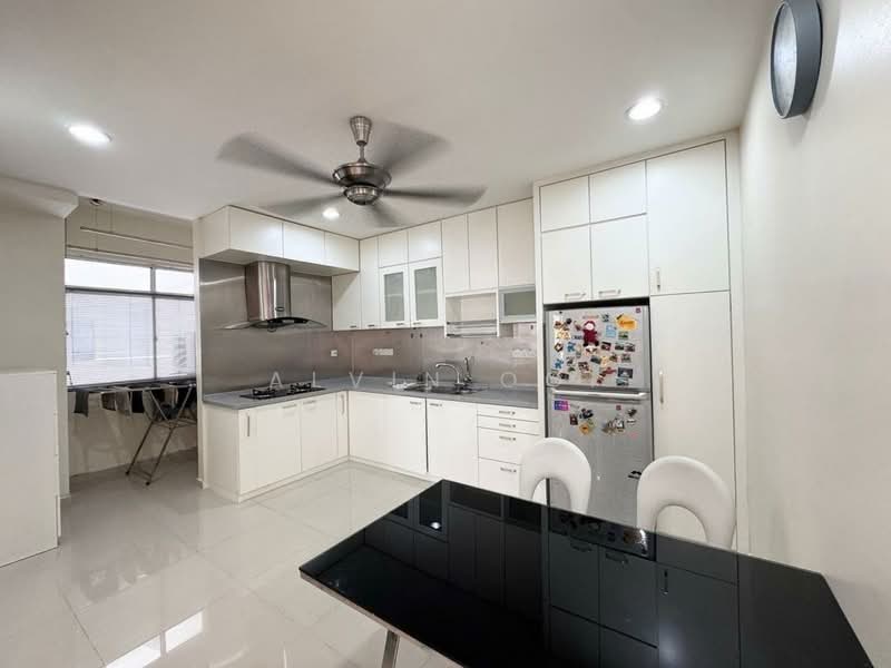Kondominium untuk Disewa di Putra Place Condominium - Alvin Ooi - Kitchen - PropertyGuru.com.my