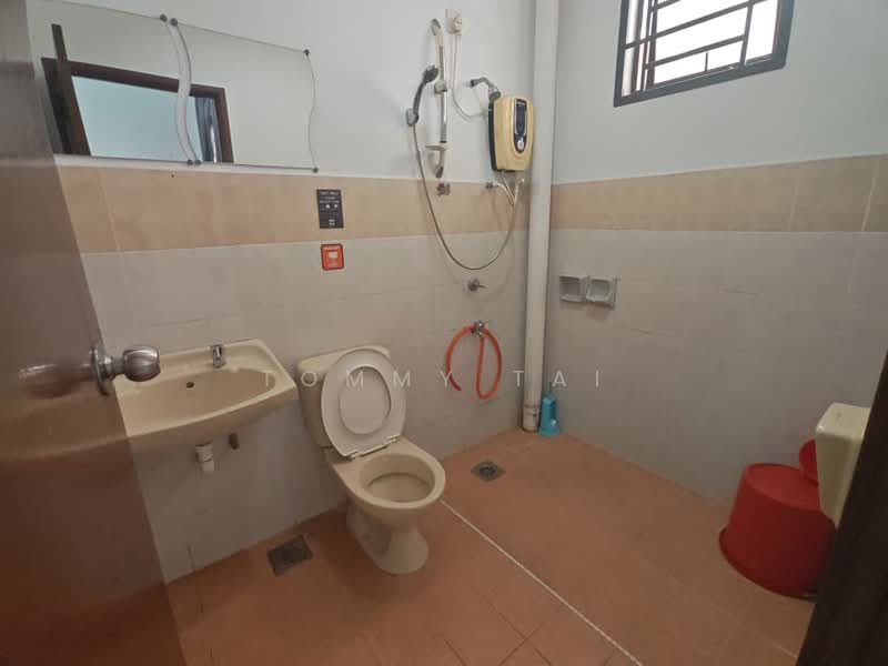 Rumah Teres 1.5 Tingkat untuk Dijual di Taman Pelangi Indah (Ulu Tiram) - Tommy Tai - Bathroom - PropertyGuru.com.my