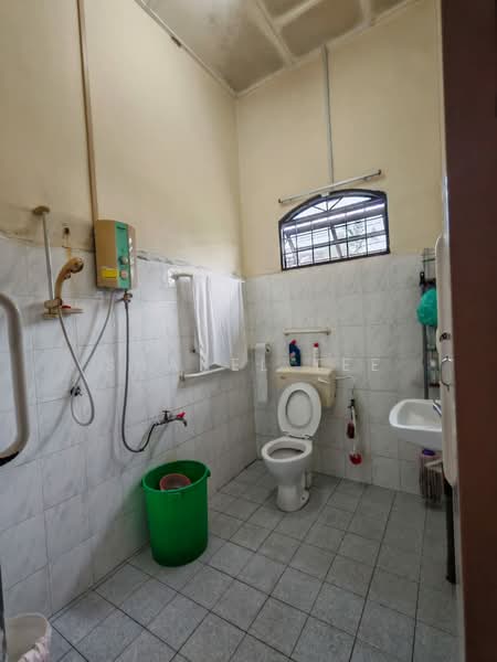 Rumah Berkembar untuk Dijual di Taman Sri Kluang (Kluang) - Shanel Tee - Bathroom - PropertyGuru.com.my