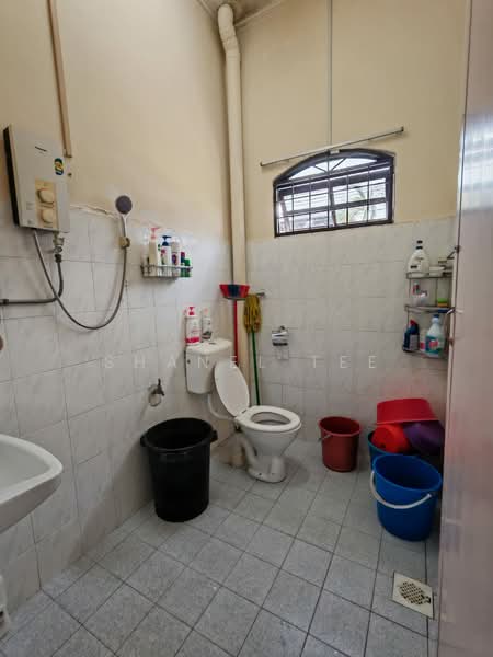 Rumah Berkembar untuk Dijual di Taman Sri Kluang (Kluang) - Shanel Tee - Bathroom - PropertyGuru.com.my