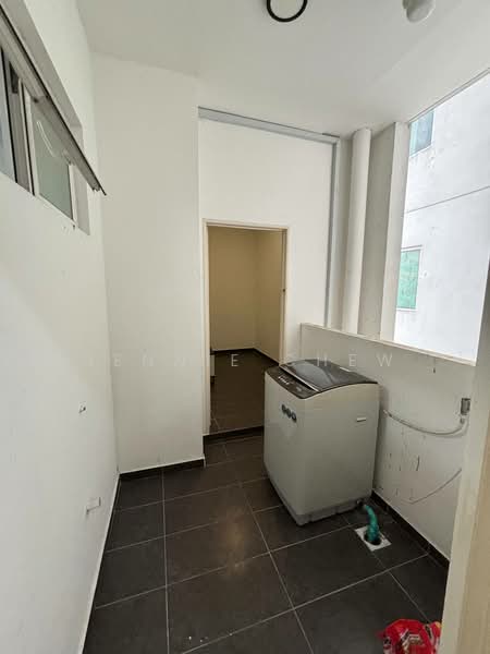 Servis Apartment untuk Dijual di Pinnacle Tower - Jennie Chew - Balcony - PropertyGuru.com.my