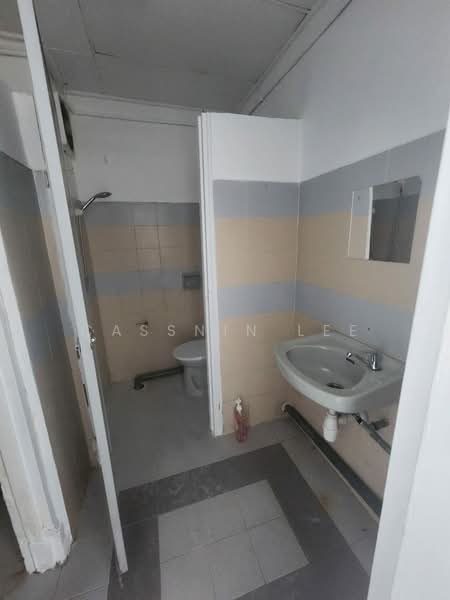 Shop / Office for Rent in Usj 10 (Subang Jaya) - Cassnin Lee - Bathroom - PropertyGuru.com.my
