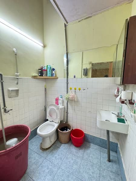 1-storey Terraced House for Sale in Taman Kempas (Tampoi) - Nellie Lim - Bathroom - PropertyGuru.com.my