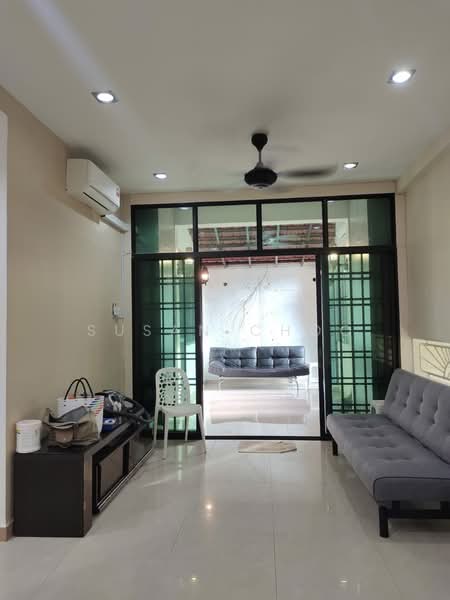 Rumah Berkembar untuk Dijual di Teluk Kumbar (Penang) - Susan Choo - Living Room - PropertyGuru.com.my