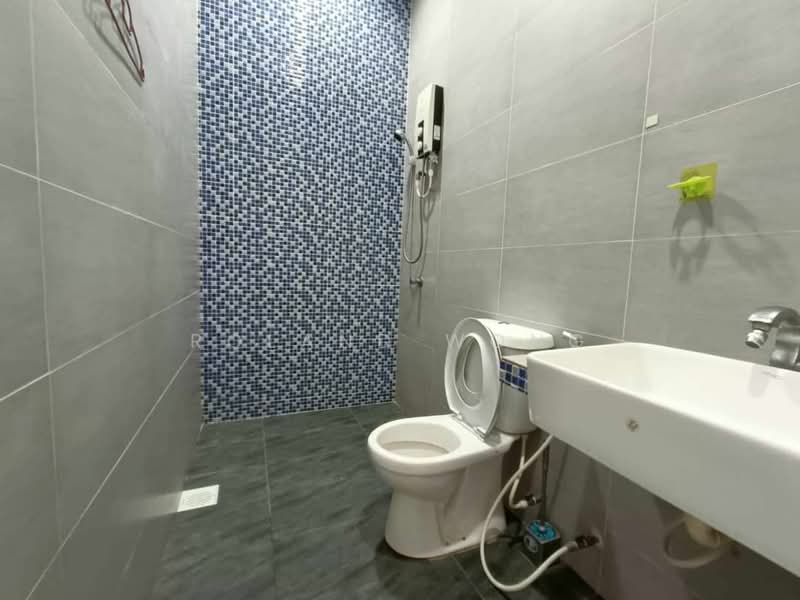 Bungalow for Rent in Taman Majidee (Johor Bahru) - Roland Wong - Bathroom - PropertyGuru.com.my