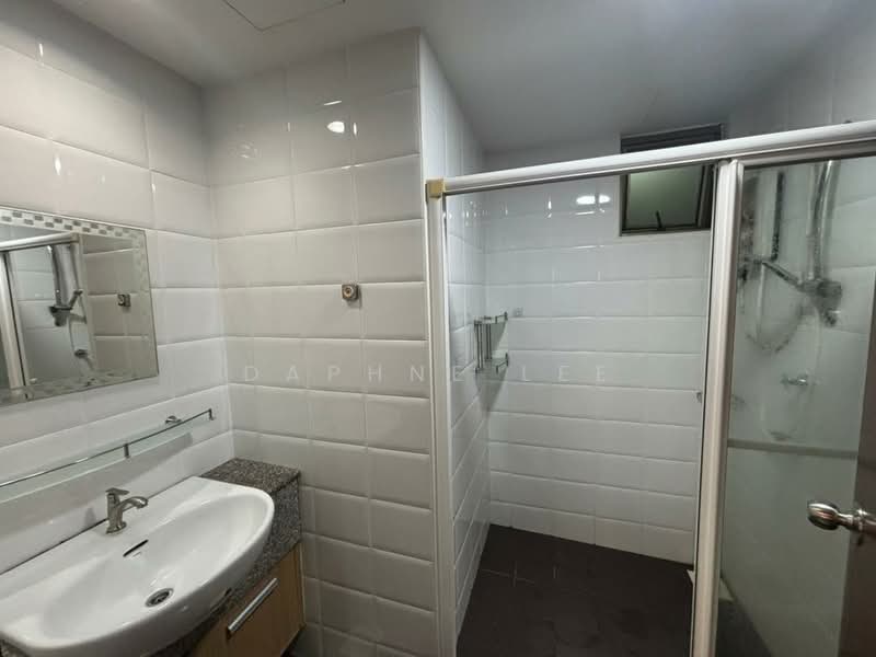 Pangsapuri untuk Disewa di Molek Pine 2 - Daphne Lee - Bathroom - PropertyGuru.com.my