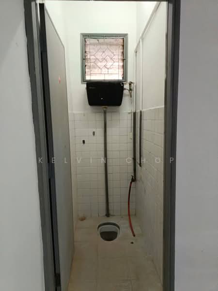 1-storey Terraced House for Sale in Taman Pelangi (Johor Bahru) - Kelvin Chop - Bathroom - PropertyGuru.com.my