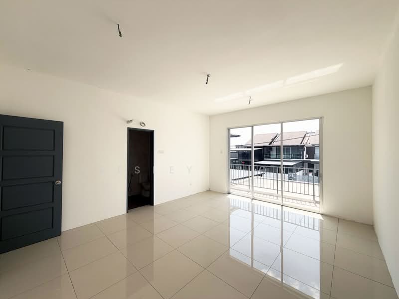 2-storey Terraced House for Sale in Taman Damai (Kampar) - Presley Chong - Master Bedroom - PropertyGuru.com.my