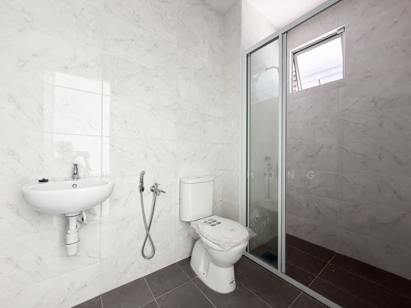 2-storey Terraced House for Sale in Taman Damai (Kampar) - Presley Chong - Master Bathroom - PropertyGuru.com.my