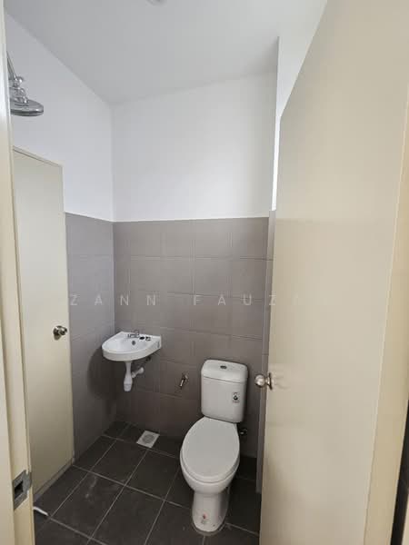 Rumah Teres 2 Tingkat untuk Disewa di Taman Bunga Raya (Serendah) - Zann Fauzan - Bathroom - PropertyGuru.com.my