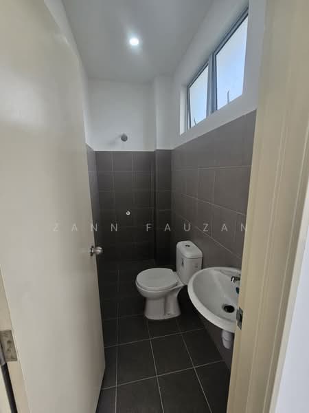 Rumah Teres 2 Tingkat untuk Disewa di Taman Bunga Raya (Serendah) - Zann Fauzan - Bathroom - PropertyGuru.com.my