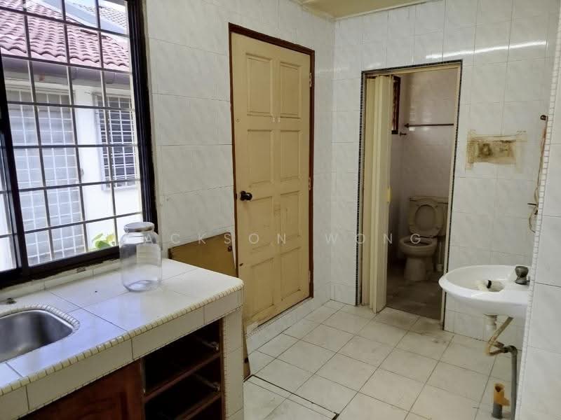 1-storey Terraced House for Sale in Seksyen 2, Taman Kinrara (Puchong) - Jackson Wong - Bathroom - PropertyGuru.com.my