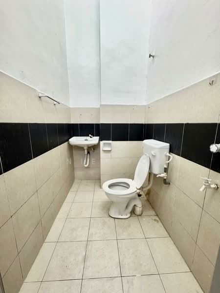 Rumah Teres 1 Tingkat untuk Dijual di Bandar Putra (Kulai) - Daniel Yong - Bathroom - PropertyGuru.com.my