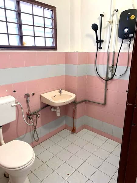 Rumah Teres 2 Tingkat untuk Disewa di Taman Serdang Raya (Seri Kembangan) - Kew . - Bathroom - PropertyGuru.com.my